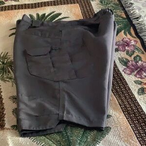 Gray shorts mens size 36 or 34 possible the tag is XXL no this is wrong .